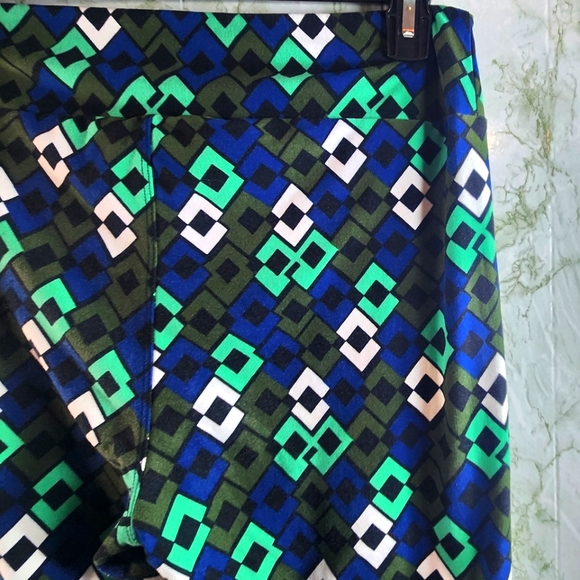 LuLaRoe Tall & Curvy Leggings - Picture 9 of 13